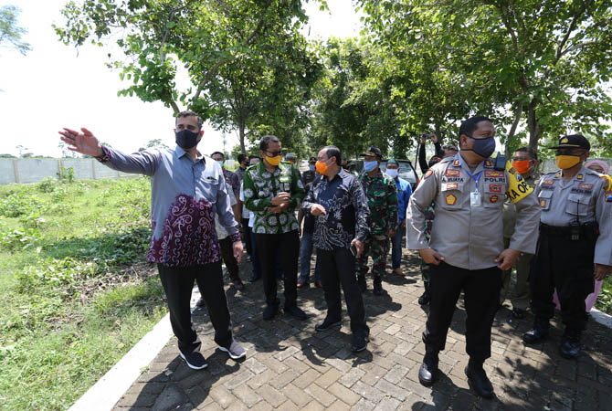 SUMBANG PAD: Wali Kota Probolinggo Habib Hadi Zainal Abidin dan kepala DLH Rahmadeta Antariksa saat meninjau TPU Kopian Barat, beberapa waktu lalu.