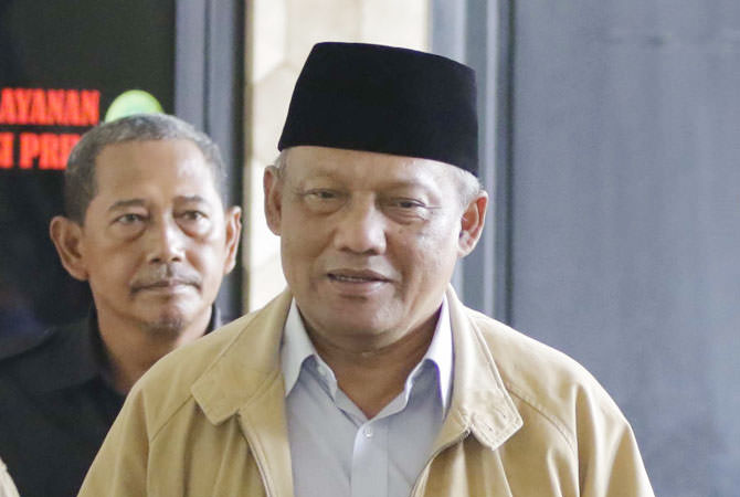 buchori ( jaket coklat ) saat menuju ruang sidang cakra di pengadilan tipikor surabaya,tampak beberapa simpatisanya mengawal mantan walikota probolinggo hingga sidang selesai - galihcokro/jawapos