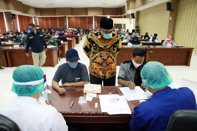 RAPID TEST: Pemkab Probolinggo mengalokasikan DBHCHT untuk bidang kesehatan sebesar 70 persen. Salah satunya untuk mendukung penanganan Covid-19. Di antaranya, untuk rapid test masal, PCR test, dan belanja APD.