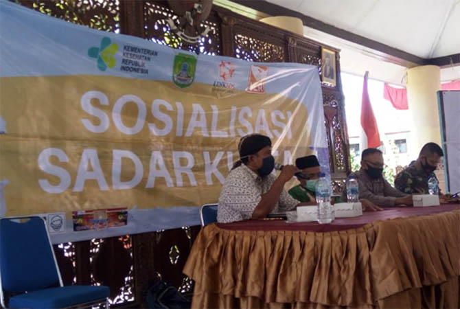 SADARKAN MASYARAKAT: Tim kesehatan bersama perangkat desa saat menyosialisasikan program Bengkura Mas. (Foto: Puskesmas Nguling for Jawa Pos Radar Bromo)
