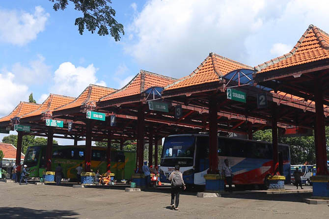 TERBANTU LIBURAN: Suasana di Terminal Bayuangga. Adanya libur panjang membuat penumpang bus di terminal ini naik. (Foto: Zainal Arifin/Jawa Pos Radar Bromo)