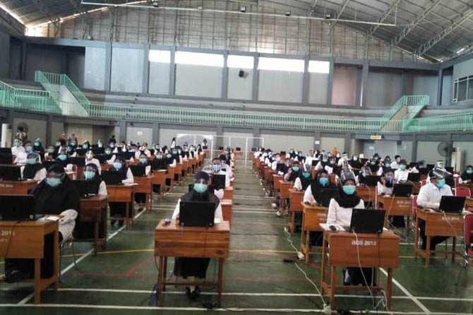 BERSAING: Tes Seleksi Kompetensi Bidang di GOR Mastrip September lalu. (Foto: Dok. Radar Bromo)