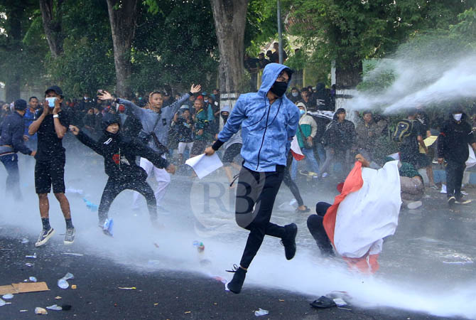 Aksi penolakan pengesahan RUU Cipta Kerja di Kantor DPRD Kota Pasuruan, Jumat (9/10/2020) siang, berujung ricuh. Massa melempari para petugas kepolisian yang bertugas dengan batu.