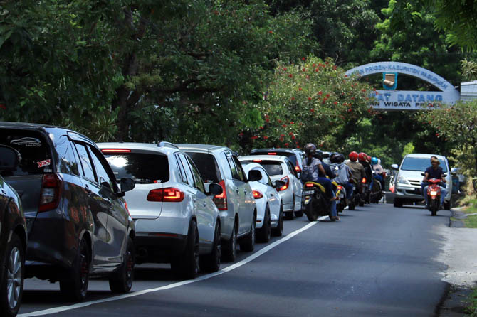 MENGULAR: Antrean kendaraan menuju Prigen, di libur Maulid, Kamis (29/10). (Mokhamad Zubaidillah/Radar Bromo)