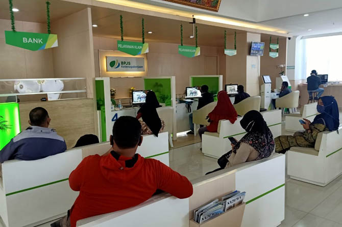 VERIFIKASI BSU: Pelayanan di BP Jamsostek Pasuruan, saat dipotret beberapa waktu lalu. Mulai November ini, pencairan BSU di Pasuruan-Probolinggo bakal mulai dilakukan. (Foto: Erri Kartika/Radar Bromo)