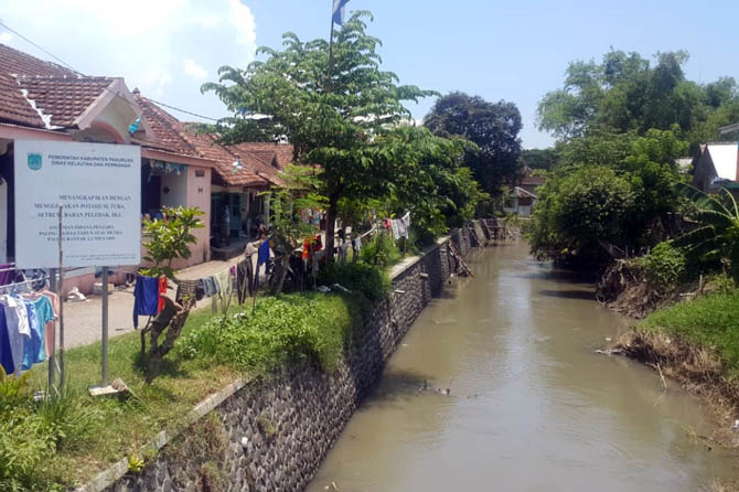 RAWAN MELUAP: Sungai Masangan yang langganan meluap saat penghujan. Rencana untuk membuat sudetan terkendala anggaran dan lahan. Normalisasi pun terbentur kondisi medan yang padat. (Dok. Radar Bromo)