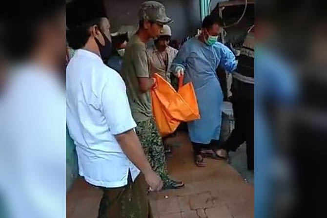MASIH DIDALAMI: Petugas dibantu warga saat mengevakuasi jenazah korban yang akrab disapa Eko Tato. (Istimewa)