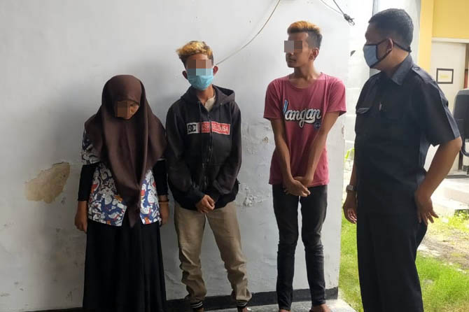 DIAMANKAN: Tiga remaja yang diamankan Satpol PP usai mabuk di Alun-alun Kota Kraksaan, Senin (2/11). (Foto: Rosyidi/Jawa Pos Radar Bromo)