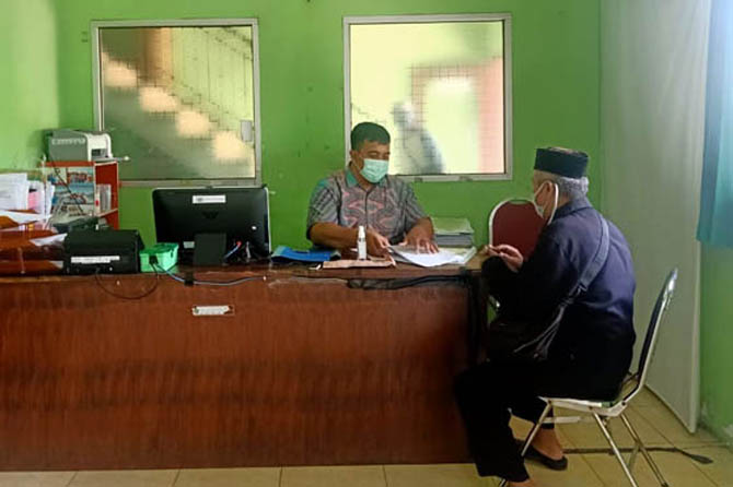 TERAPKAN PROKES: Pelayanan haji dan umrah di kantor Kemenag Kabupaten Pasuruan. Selama pandemi, permintaan rekomendasi umrah ke Kemenag terbilang landai. (Foto: Erri Kartika/Jawa Pos Radar Bromo)
