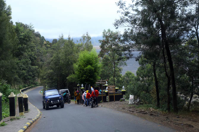 JALUR BROMO: Lalu lintas di alan di Ngadisari menuju lautan pasir Bromo beberapa waktu lalu. Selama lima tahun ke depan, pemeliharaan jalan ini akan ditangani Pemkab Probolinggo. (Foto: Zainal Arifin/Jawa Pos Radar Bromo)