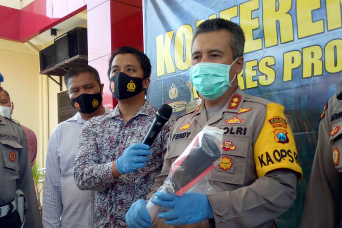 BEBER BUKTI: Kapolres Probolinggo AKBP Ferdy Irawan saat jumpa pers pembunuhan di desa Bajarsawah, Kecamatan Tegalsiwalan, Jumat (6/11) di Mapolres Probolinggo. (Mukhamad Rosyidi/Radar Bromo)