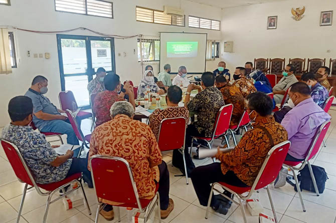 BELUM SEPAKAT: Suasana rapat Dewan Pengupahan di Aula Disnaker Kabupaten Pasuruan Jumat (6/11) pagi. (Foto: Erri Kartika/Jawa Pos Radar Bromo)