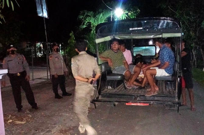 BIKIN RESAH: Ketujuh remaja yang tengah pesta miras saat diamankan petugas di Kelurahan Kandangjati Kulon, Sabtu (7/11) malam lalu. (Foto Istimewa)
