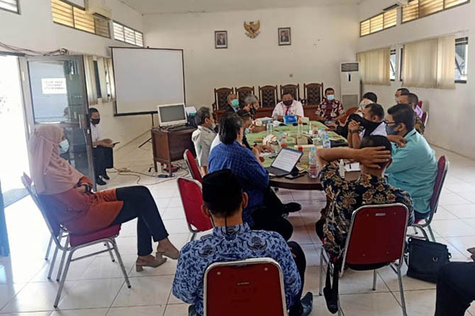ALOT: Rapat dewan pengupahan di Aula Dinas Tenaga Kerja (Disnaker) Kabupaten Pasuruan, Selasa (10/11) pagi. (Foto: Erri Kartika/Jawa Pos Radar Bromo)