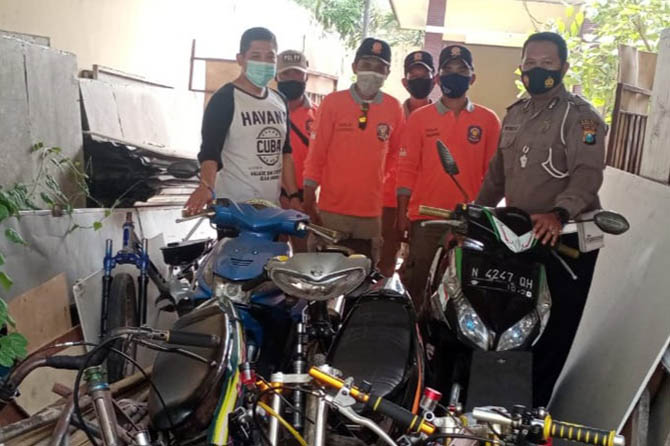 BARANG BUKTI: Petugas menunjukkan sejumlah barang bukti yang diamankan dari 2 bengkel di Kraksaan yang diduga merakit ulang dan ketok nomor rangka motor. (Istimewa)