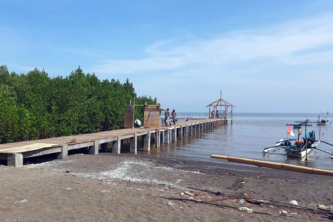 DIKEBUT: Sejumlah pekerja menggarap pembangunan boardwalk di Pantai Bahak, Kecamatan Tongas, Kabupaten Probolinggo, (15/11). (Arif Mashudi/Jawa Pos Radar Bromo)
