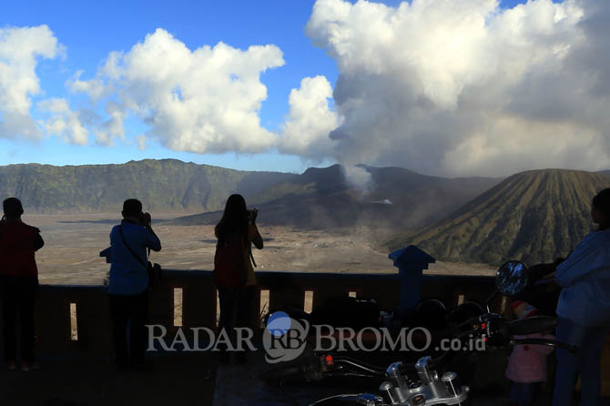 MULAI MENGGELIAT: Wisatawan menikmati view Bromo dari Sruni Point. Usai evaluasi, kuota untuk wisatawan Bromo naik jadi 1.634 orang per hari. (Zaenal Arifin/ Radar Bromo)