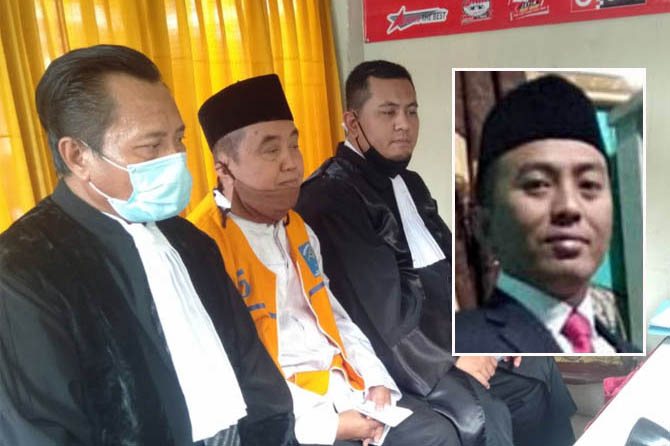 VIRTUAL: Terdakwa Markus (tengah) saat mengikuti sidang perkaranya secara online. (Foto: Dok. Radar Bromo)