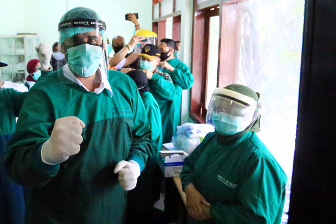 LAWAN COVID-19: Wali Kota Probolinggo Hadi Zainal Abidin berpose bareng tim nakes saat meninjau alat tes swab Covid-19 di RSUD dr Moh Saleh, beberapa waktu lalu. (Zainal Arifin/Radar Bromo)