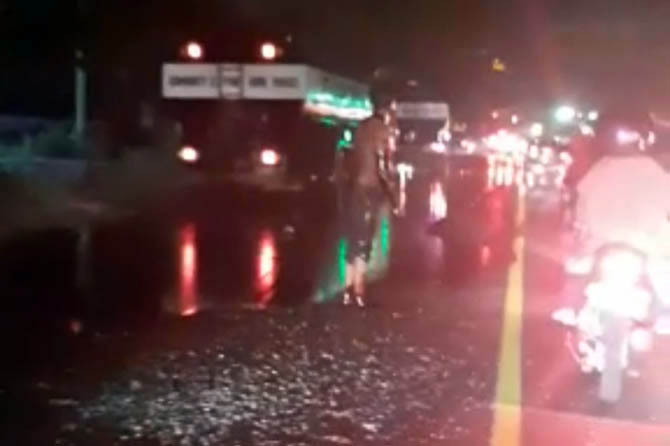 SEMPAT MACET: Truk tangki muat tetes yang berhenti di jalan raya Rejoso, Jumat (20/11) malam. Akibat tangki truk ini bocor, jalan raya penuh tetes. (Foto: Istimewa)