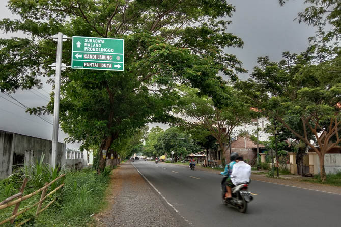 LEBIH MUDAH: Salah satu rambu penunjuk arah di ruas Jalan Raya Paiton, Kabupaten Probolinggo. Tahun ini, Dishub Kabupaten Probolinggo, hanya memasang enam rambu penunjuk arah menuju destinasi wisata. (Foto: Achmad Arianto/Jawa Pos Radar Bromo)