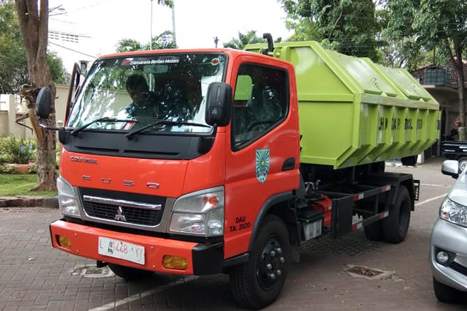 BAKAL DITAMBAH: Salah satu truk arm roll dimiliki DLH. (Foto: Istimewa)