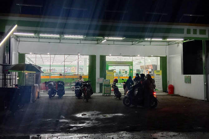 BENTUK PROTES: Minimarket Basmalah yang ada di Kabupaten Probolinggo. Jaringan toko waralaba ini sementara menarik produk dari Perancis. (Foto: Agus Faiz Musleh/Jawa Pos Radar Bromo)