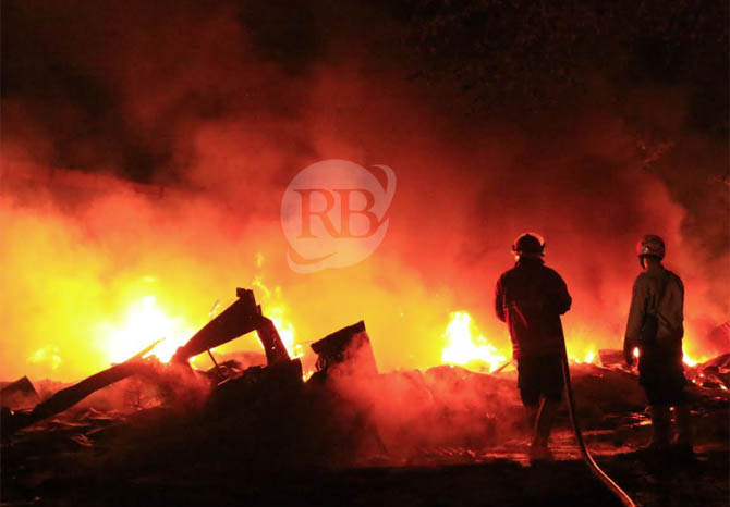 MEMBARA: Petugas damkar memadamkan api yang membakar kios di pasar Karangketug, Rabu (4/11) malam. Sedikitnya 82 kios di blok hoak hangus. (Foto: M Zubaidillah/Jawa Pos Radar Bromo)