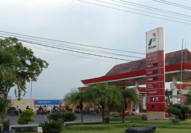 SUDAH DITERA: SPBU Semampir yang telah ditera ulang UPT Metrologi Legal Disperindag. (Foto: Agus Faiz Musleh/Jawa Pos Radar Bromo)