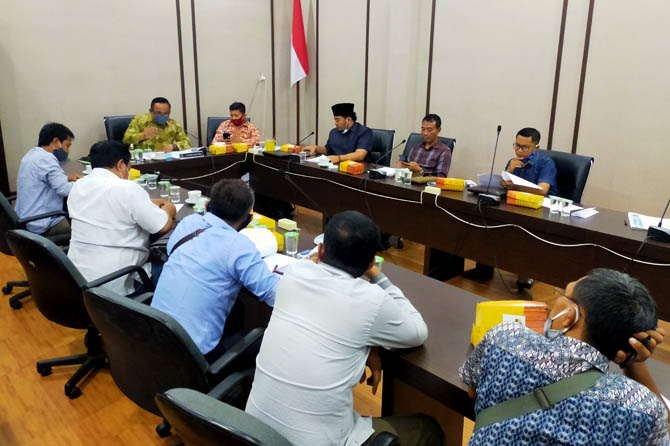 BAHAS ASET: Suasana hearing antara sejumlah aktivis, DPRD dan perwakilan pemkab. (Iwan Andrik/Radar Bromo)