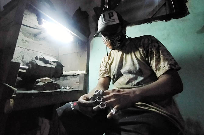 MAKIN BERKURANG: Sujoko menunjukkan kerajinan perak kreasinya. Saat ini, perajin perak di Desa Gajahbendo, Kecamatan Beji, Kabupaten Pasuruan, hanya tinggal beberapa orang. Termasuk dirinya. (Iwan Andrik/Radar Bromo)
