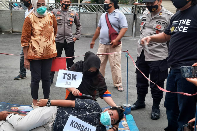 REKONSTRUKSI: Pelaku Silvia Anggraini saat melakukan rekonstruksi pembunuhan pada suaminya, di Mapolres Pasuruan Kota. (Fahrizal Firmani/ Radar Bromo)