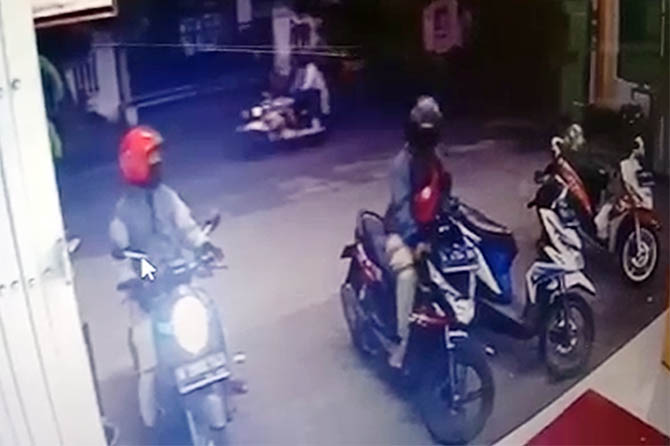 Screenshot aksi dua pelaku saat mencuri motor di Alfamart Jalan Gubernur Suryo, Kota Probolinggo. (CCTV)