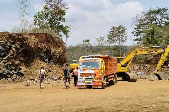 SUDAH DITUTUP: Satpol PP Kabupaten Pasuruan saat sidak ke lokasi tambang ilegal di Dusun Gunungsari, Desa Kertosari, Kecamatan Purwosari beberapa waktu lalu. (Foto: dok Jawa Pos Radar Bromo)