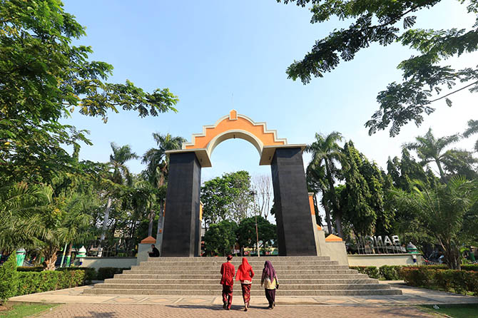 DIPERCANTIK: Alun-alun Bangil yang akhir tahun ini dipercantik dengan anggaran mencapai Rp 200 juta yang diambilkan dari P-APBD. (Foto: M. Zubaidillah/Radar Bromo)