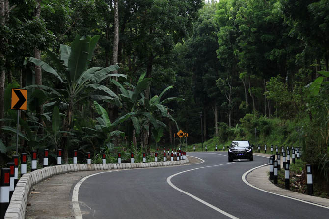 DIUSULKAN DILANJUTKAN: Sebuah mobil melintas di jalur Bromo kawasan Tosari yang ruas jalannya sudah diperbaiki dan dilebarkan. Rencana perbaikan jalur Bromo via Pasuruan kembali diajukan untuk tahun depan dengan anggaran mencapai hingga Rp 30 Miliar. (Mok
