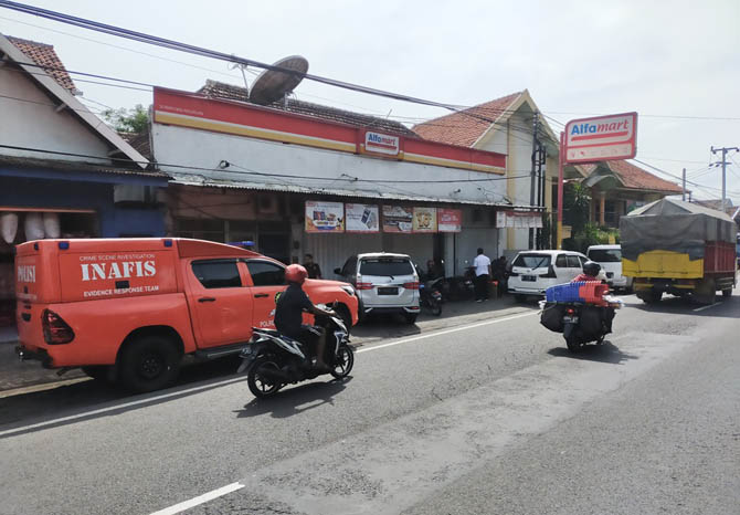DIBOBOL: Alfamart di Dusun Klanting, Desa Suwayuwo, Sukorejo yang dibobol maling. (Foto: Rizal Fahmi Syatori/Jawa Pos Radar Bromo)
