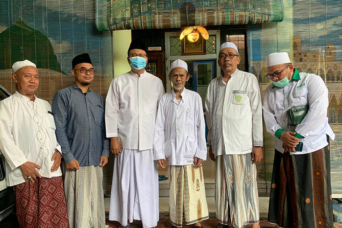 DUKUNGAN PENUH: Saifullah Yusuf ketika berkunjung ke kediaman Kiai Nawawi, Jumat (27/11) lalu. Dalam kesempatan ini, Kiai Nawawi mengeluarkan maklumat mendukung Gus Ipul. (Istimewa)