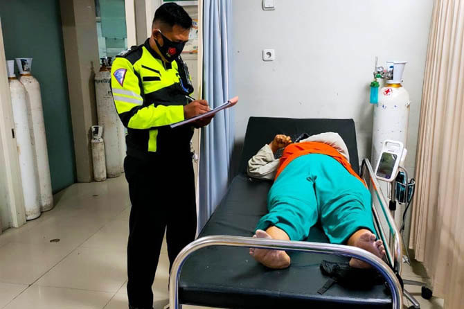 TERLUKA: Penjual jamu saat dirawat di di IGD RS. Mitra Sehat Medika Pandaan, usai ditabrak pemotor di depan Taman Dayu, Minggu (2/11) malam. (Foto: Unit Lantas Polsek Pandaan)