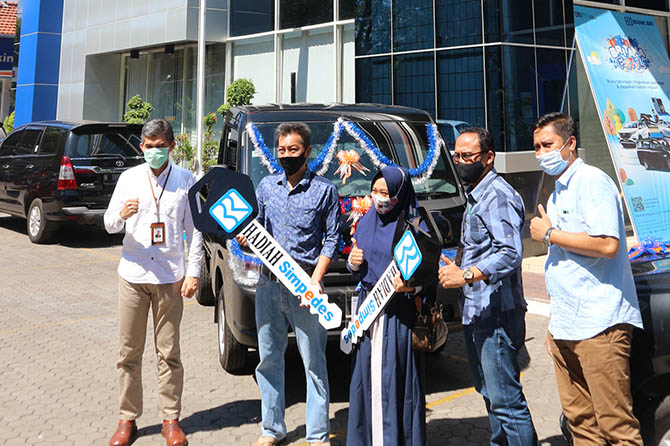 APRESIASI NASABAH: Manajemen BRI cabang Pasuruan bersama kedua pemenang grand prize dalam program Panen Hadiah Simpedes (PHS) Semester I Tahun 2020.