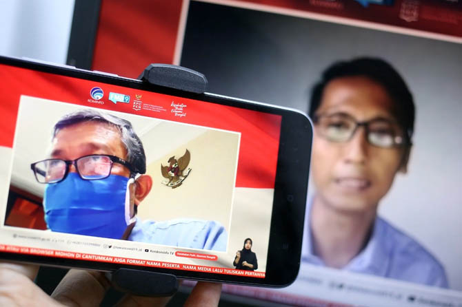 Dr. dr. Kohar Hari Santoso, SpAn., KAP., KIC (kiri) dan Wahyoe Boediwardhana (Jurnalis) menjadi pembicara dalam dialog bertema belajar dari sukses vaksin MR di Jawa Timur dan Peran Media dalam Vaksinasi di Jakarta, Selasa, 17 November 2020.