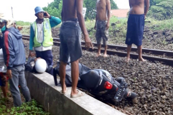 NAHAS: Warga saat berupaya mengevakuasi korban Suswinarti, kemarin. (istimewa)