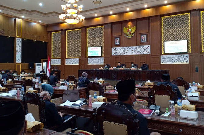 PARIPURNA: Suasana paripurna pembacaan nota keuangan RAPBD Kota Probolinggo 2021 di kantor DPRD, Kamis (19/11). (Ridhowati Saputri/Radar Bromo)