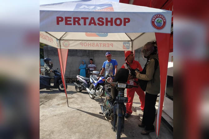 ANTRE: Warga memanfaatkan Pertashop di Dandang untuk mengisi Pertamax-nya, Senin (11/6). (Foto Arif Mashudi/ Radar Bromo)