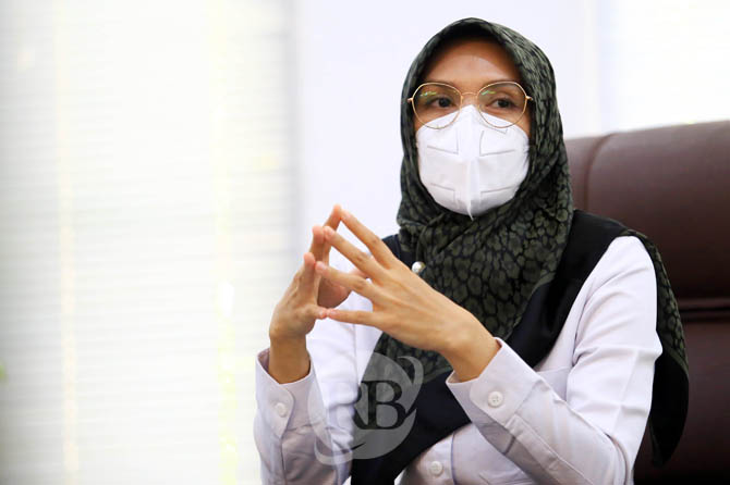 MASIH ISOLASI MANDIRI: Bupati Probolinggo Puput Tantriana Sari saat ditemui beberapa waktu lalu. Saat ini ia masih menjalani isolasi mandiri meski hasil swab Minggu (6/12) menyatakan ia sudah negatif covid. (Zainal Arifin/Jawa Pos Radar Bromo)