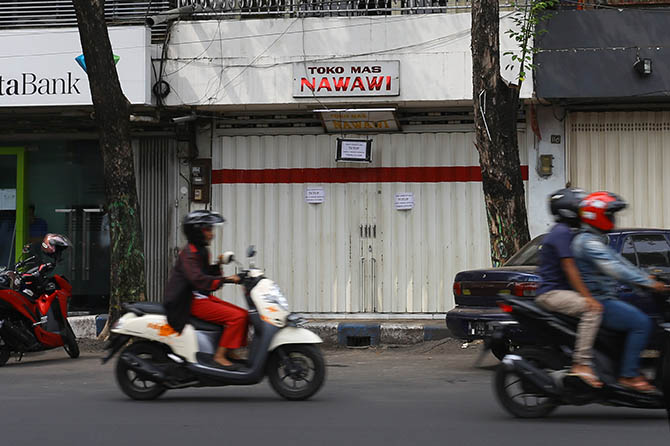 LOCKDOWN: Toko Emas Nawawi yang kini tutup lantaran ada 13 karyawannya yang positif Covid-19. (Foto: Zainal Arifin/Jawa Pos Radar Bromo)