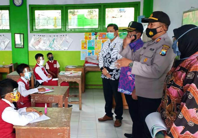 IMUNISASI: Puskesmas Sumber bersama Forkopimka saat menggelar Bias di SDN 1 Sumber, Kecamatan Sumber. (Foto: Puskesmas Sumber for Jawa Pos Radar Bromo)