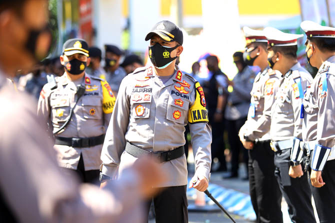 PANTAU: Kapolresta AKBP Raden Muhammad Jauhari saat mengecek kesiapan personel. (Zainal Arifin/Jawa Pos Radar Bromo)
