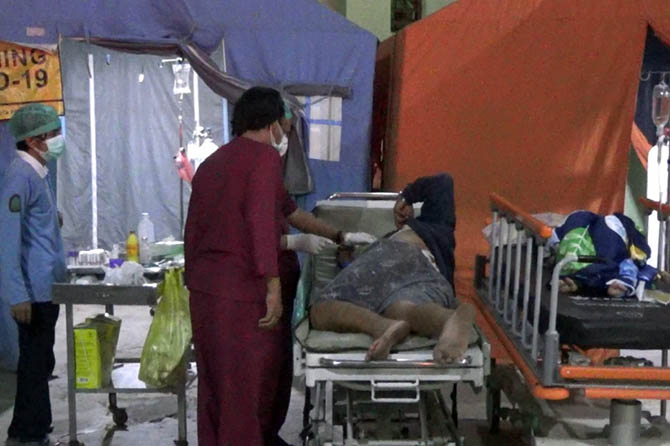 LUKA BACOK: Korban saat dibawa ke RSUD dr Moh Saleh. (Foto: Istimewa)