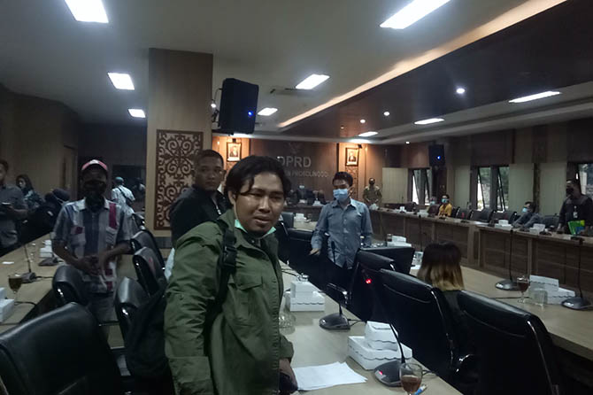 MEMANAS: Tomi (baju hijau) salah seorang karyawan PT MJS yang cekcok dengan pimpinan komisi D. (Mukhamad Rosyidi/Radar Bromo)